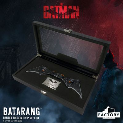 The Batman réplique 1/1 Batarang Limited Edition 36 cm